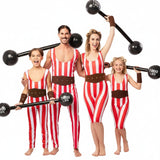 Grupo de Strongfamily do circo às riscas