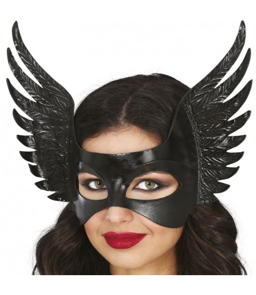 Máscara preta com asas para completar o seu disfarce