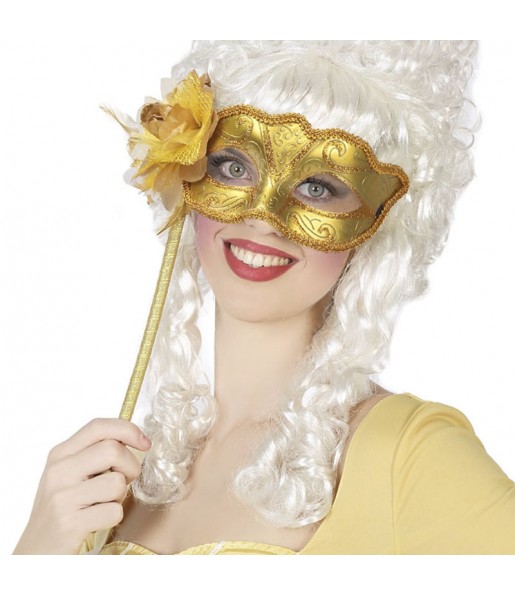 Máscara veneziana dourada com suporte para completar o seu disfarce