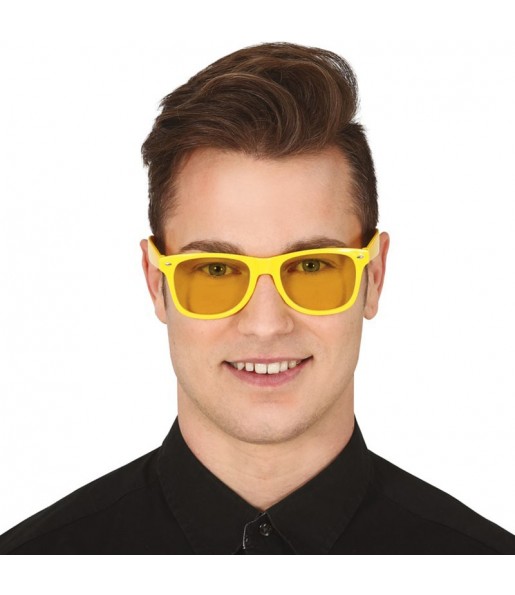 Óculos amarelos para completar o seu disfarce