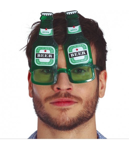 Óculos com garrafas de cerveja