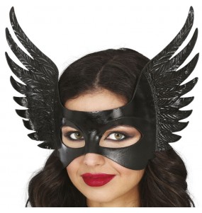 Máscara preta com asas para completar o seu disfarce