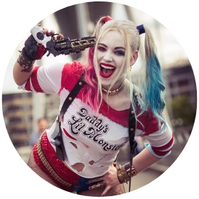 Injete um pouco de loucura no seu Halloween com nossas divertidas fantasias de Harley Quinn. Seja a rainha do caos!
