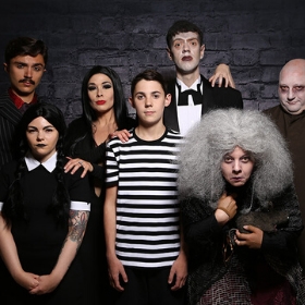 Família Addams para homem, mulher e crianças a noite de Halloween